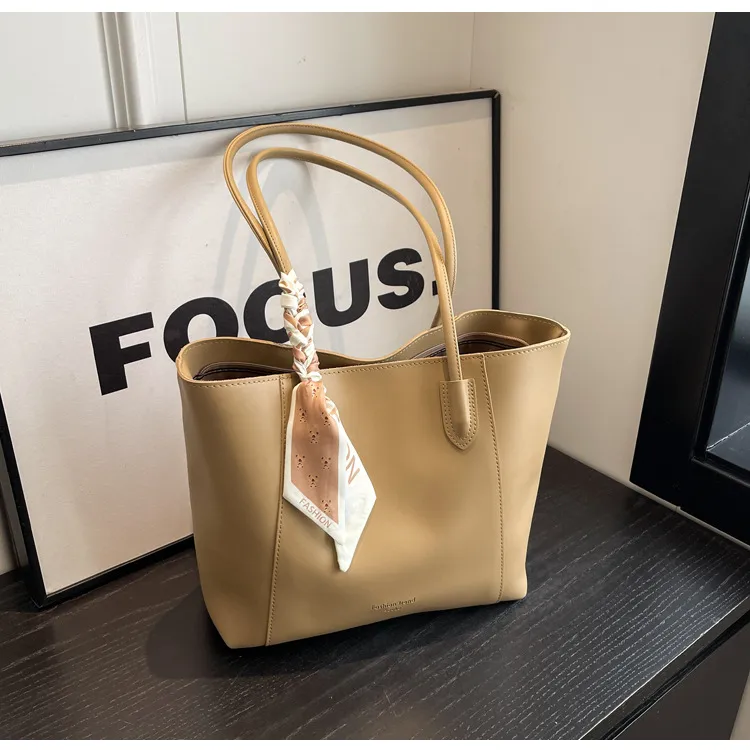 Women's Large Pu Leather Solid Color Streetwear Square Zipper Shoulder Bag Tote Bag display picture 20