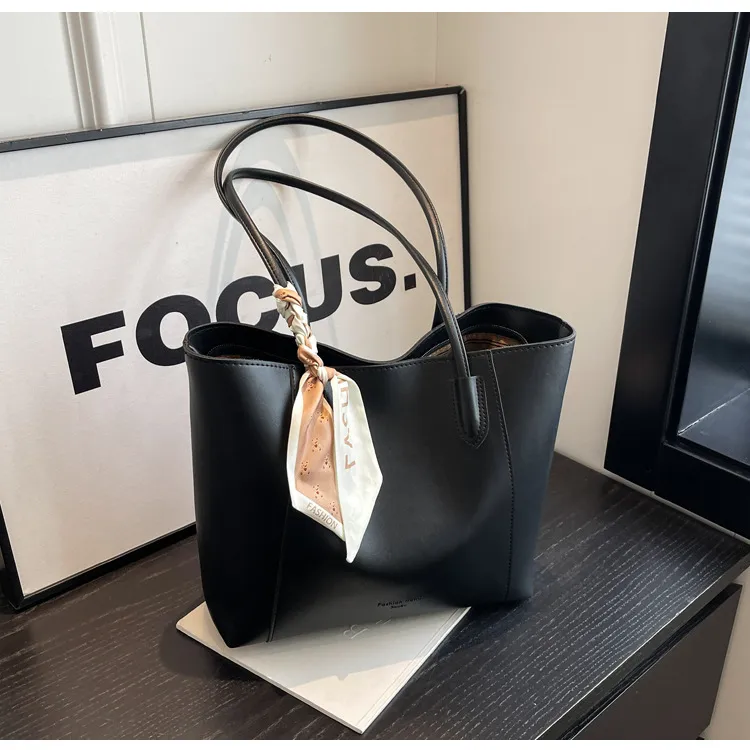 Women's Large Pu Leather Solid Color Streetwear Square Zipper Shoulder Bag Tote Bag display picture 22