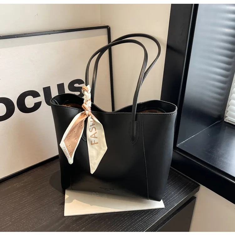 Women's Large Pu Leather Solid Color Streetwear Square Zipper Shoulder Bag Tote Bag display picture 23