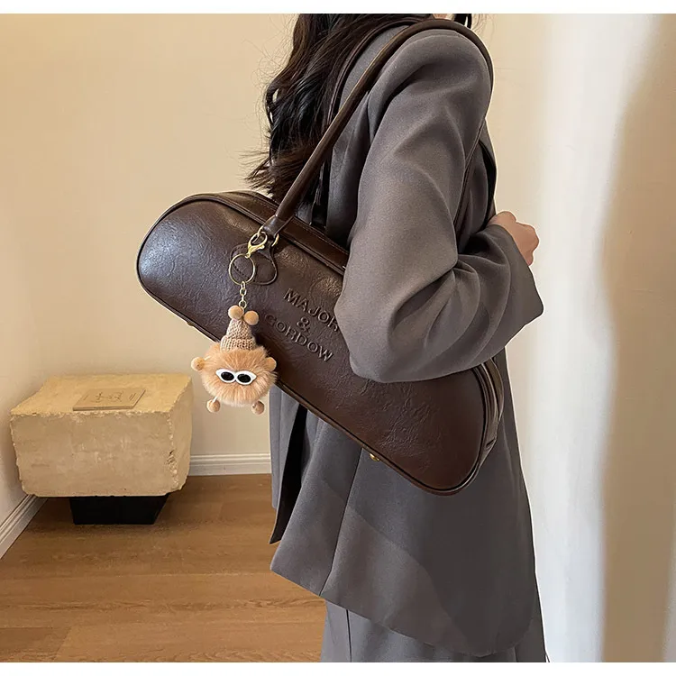 Women's Large Pu Leather Solid Color Streetwear Pillow Shape Zipper Shoulder Bag display picture 3