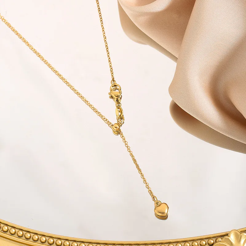 Wholesale Jewelry Elegant Glam Heart Shape Titanium Steel 18K Gold Plated Pendant Necklace display picture 2