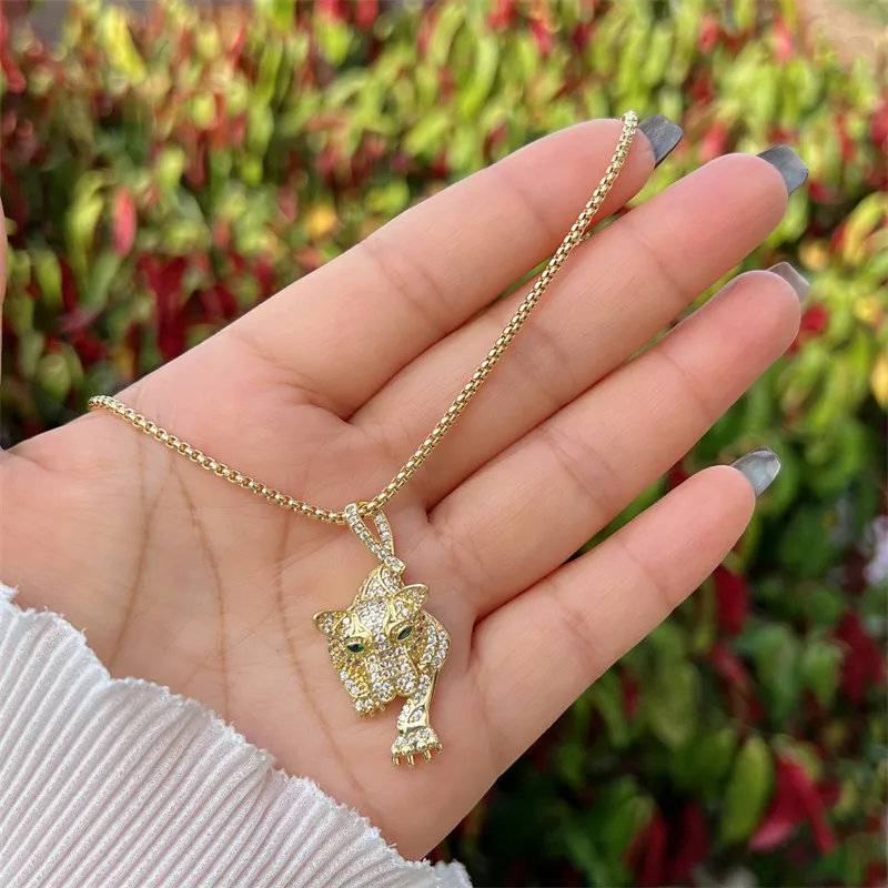Copper 18K Gold Plated Inlay Cattle Lion Jaguar Zircon Pendant Necklace display picture 5
