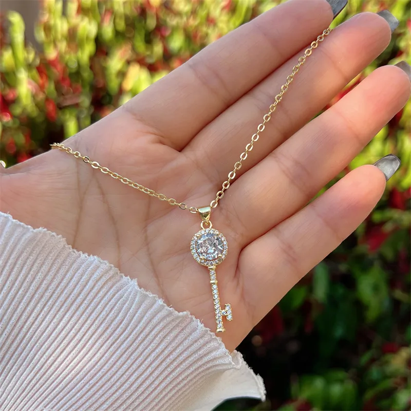 Copper 18K Gold Plated Inlay Portrait Cross Zircon Pendant Necklace display picture 5