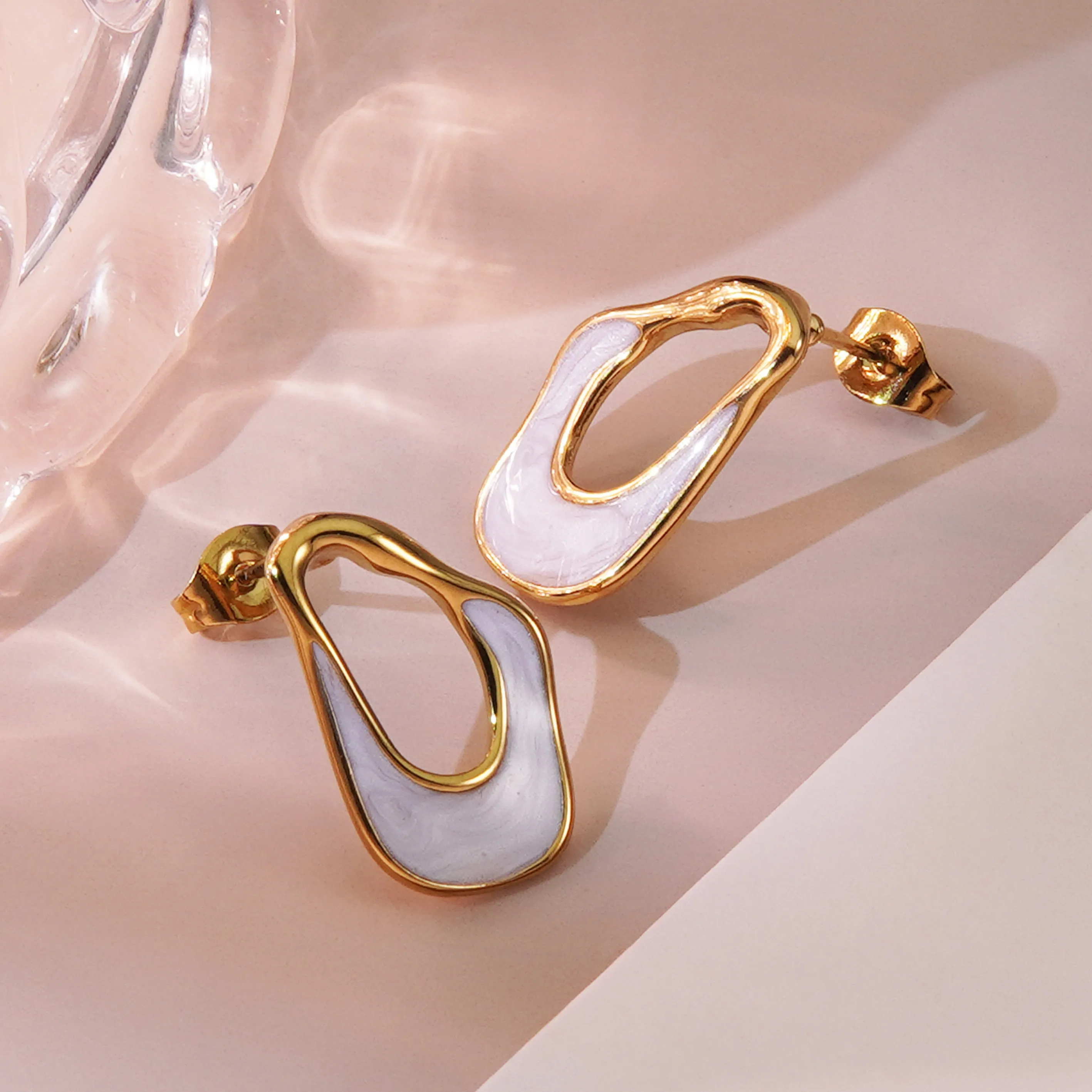 1 Pair Elegant Simple Style Asymmetrical Irregular Asymmetrical 304 Stainless Steel 18K Gold Plated Hoop Earrings display picture 4