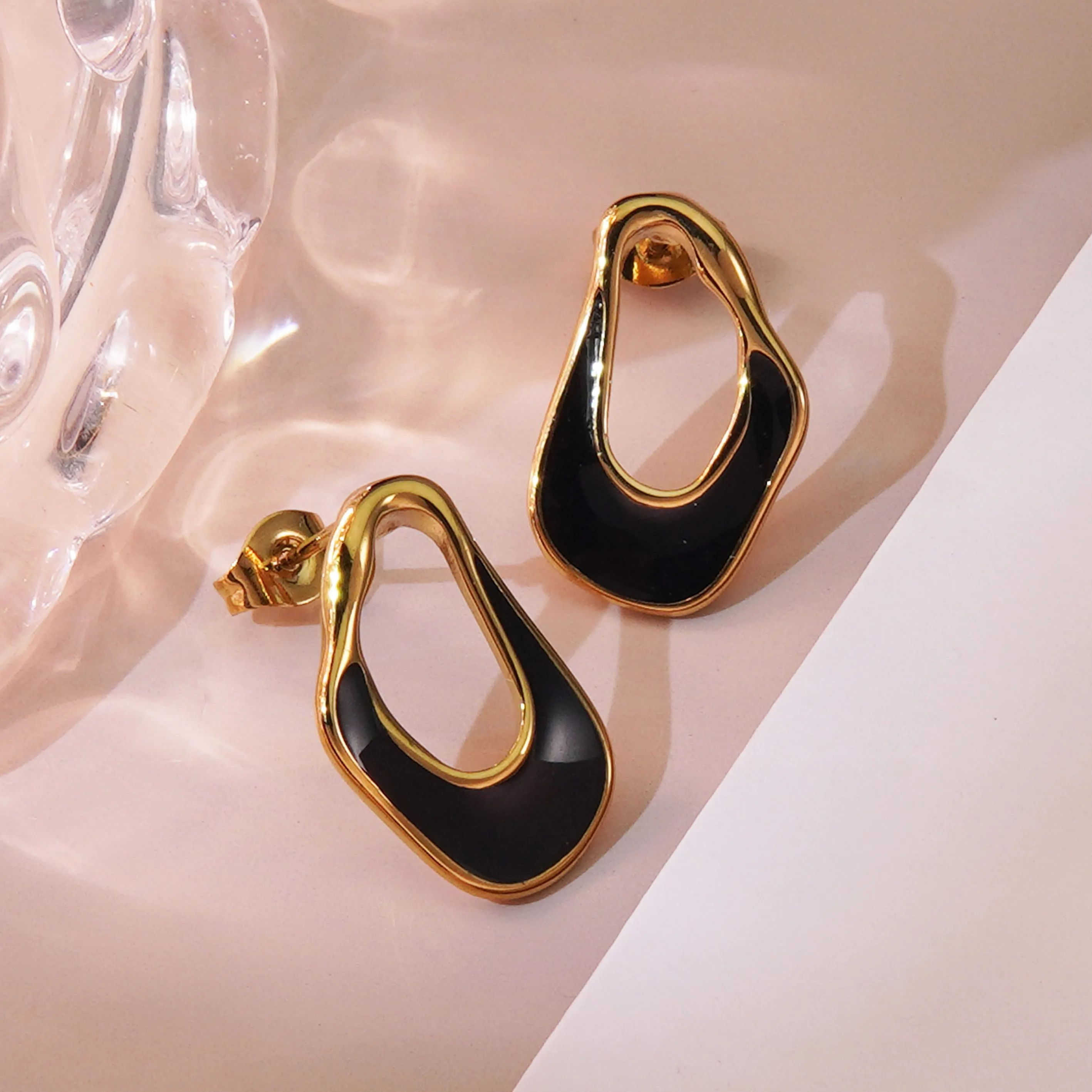 1 Pair Elegant Simple Style Asymmetrical Irregular Asymmetrical 304 Stainless Steel 18K Gold Plated Hoop Earrings display picture 3