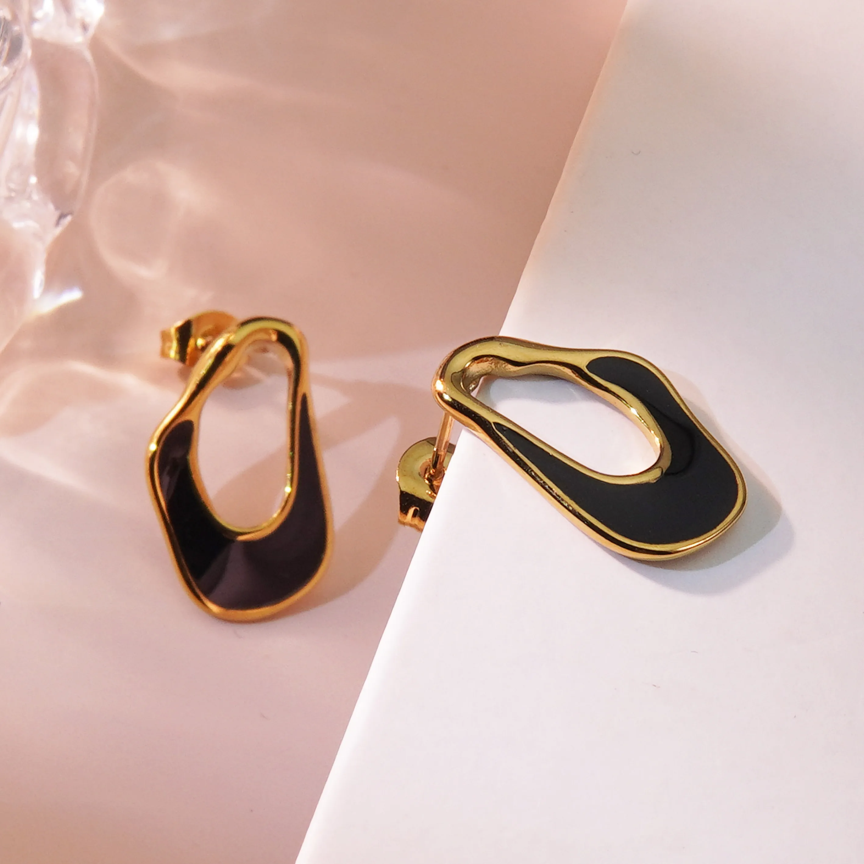 1 Pair Elegant Simple Style Asymmetrical Irregular Asymmetrical 304 Stainless Steel 18K Gold Plated Hoop Earrings display picture 5