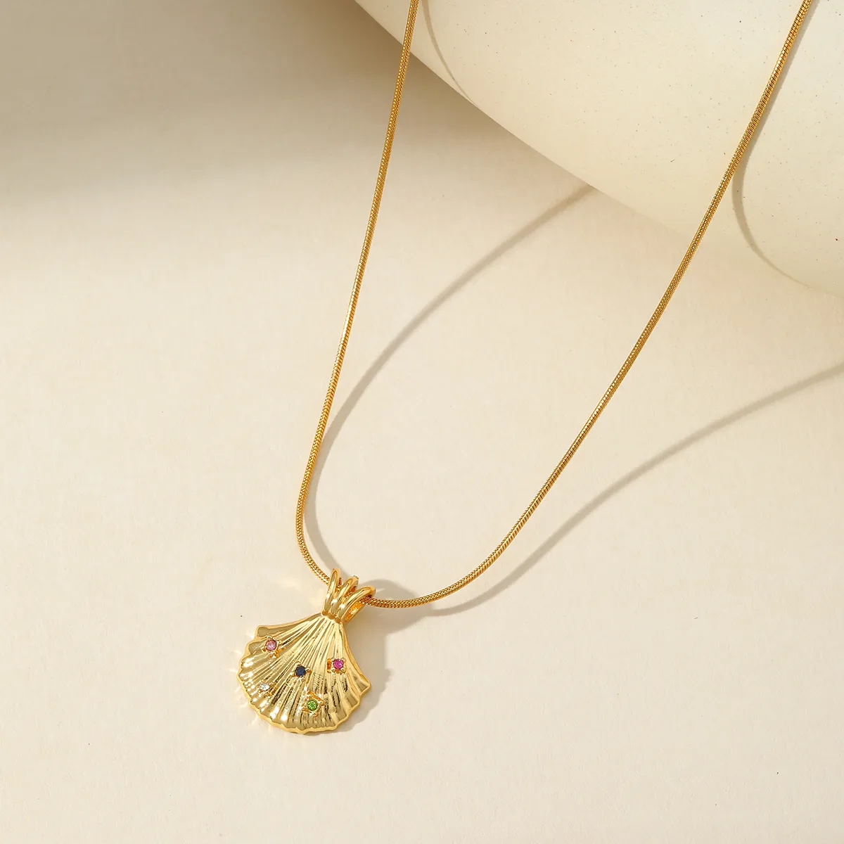 Wholesale Jewelry Simple Style Commute Solid Color Shell 304 Stainless Steel Zircon 18K Gold Plated Necklace display picture 2