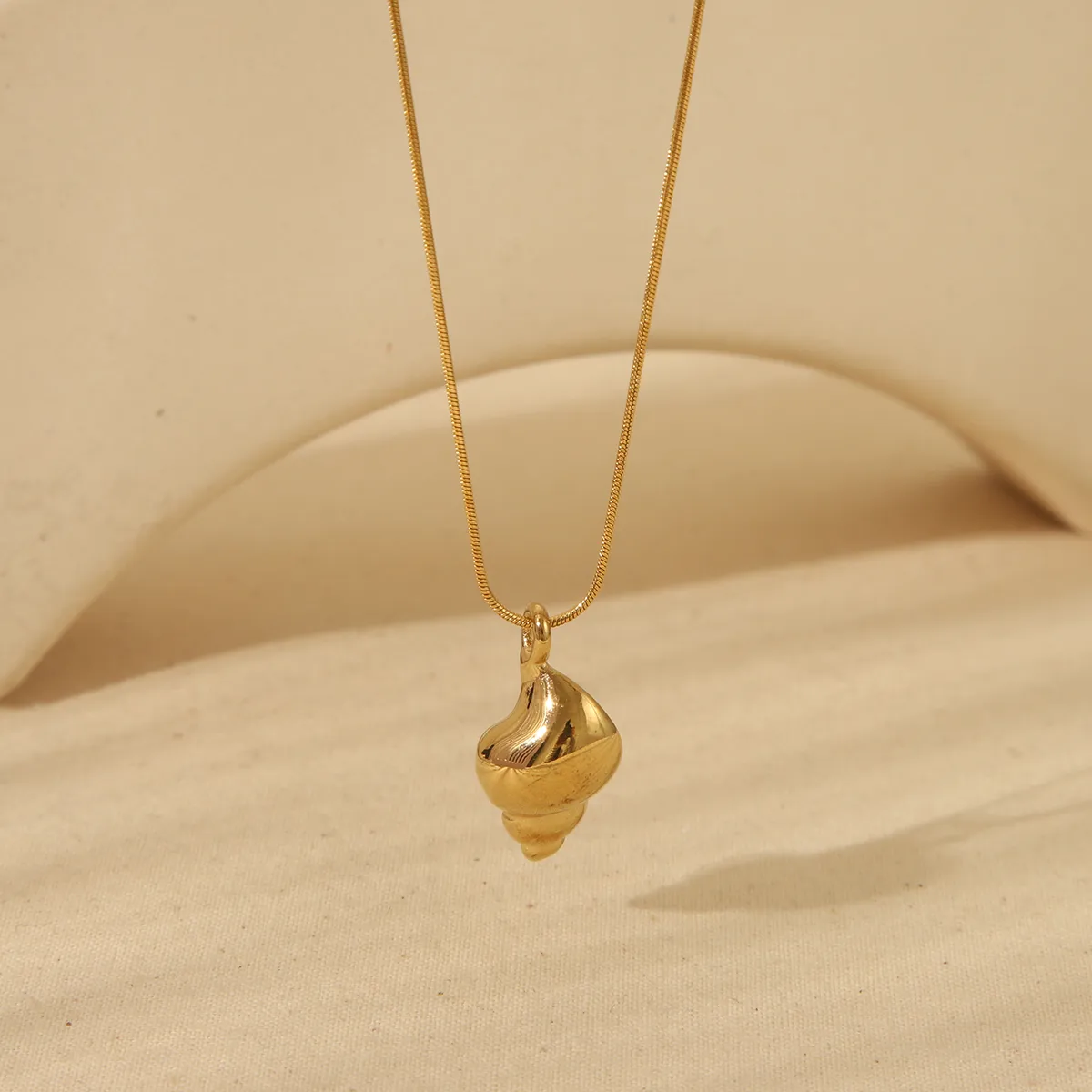 Wholesale Jewelry Beach Commute Turtle Flower Snail 304 Stainless Steel 18K Gold Plated Pendant Necklace display picture 1