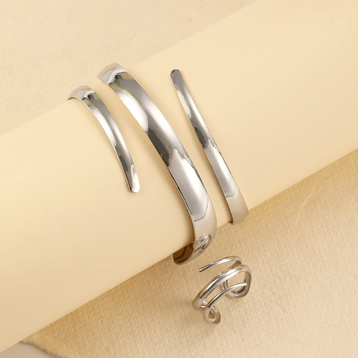 Casual Simple Style Geometric Alloy Women's Rings Plain Bracelet display picture 1