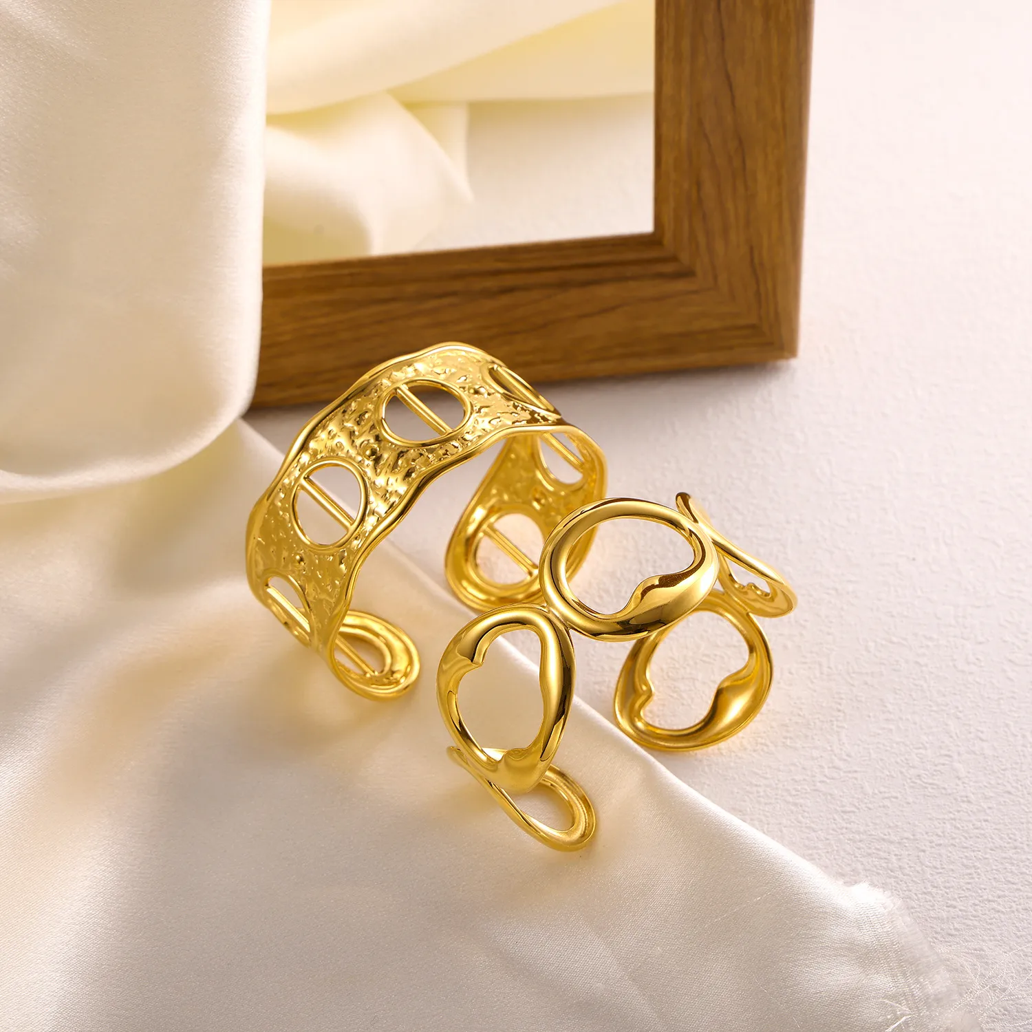Simple Style Solid Color Titanium Steel Plating Hollow Out Women's Bangle display picture 6