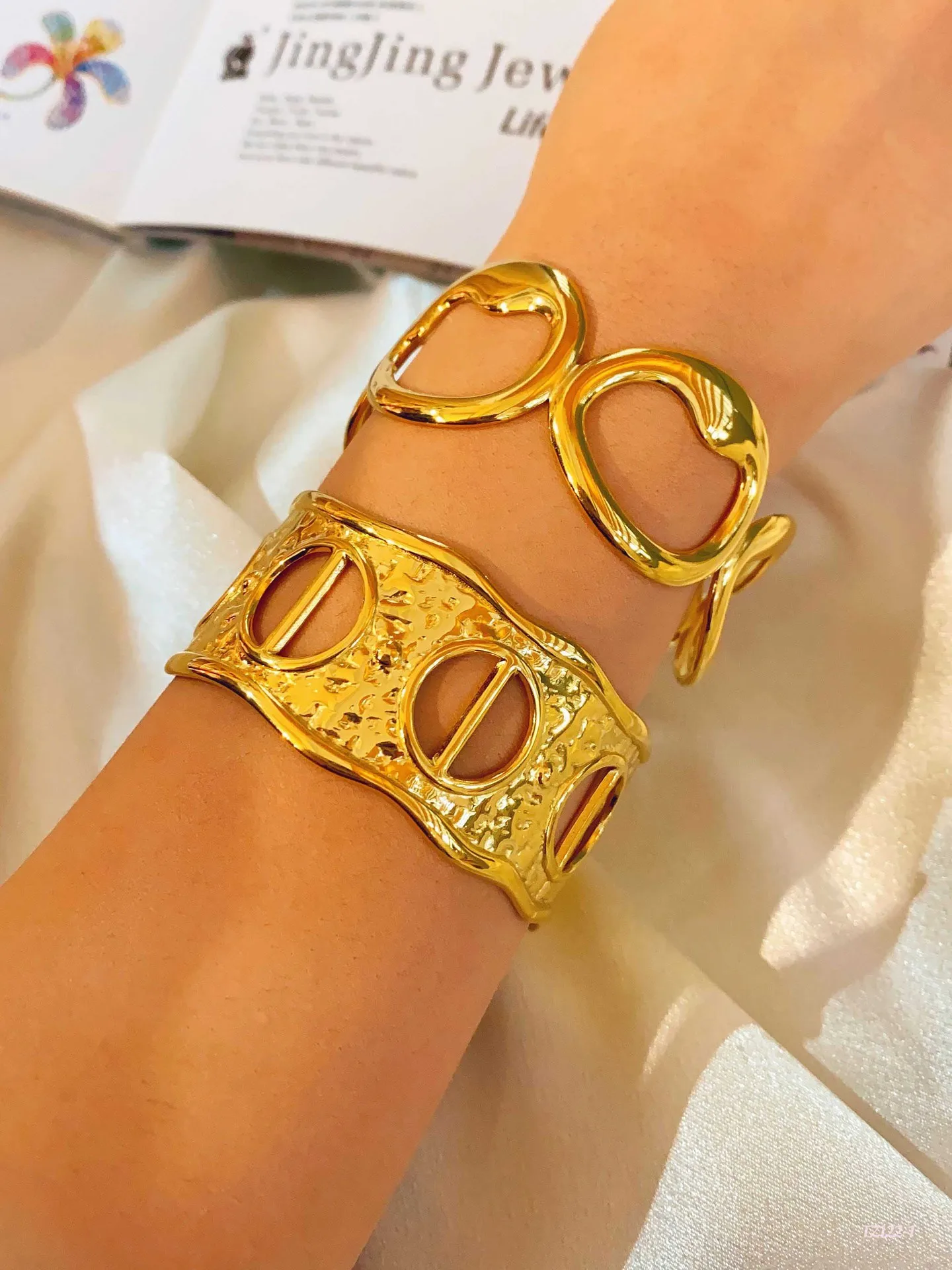 Simple Style Solid Color Titanium Steel Plating Hollow Out Women's Bangle display picture 1
