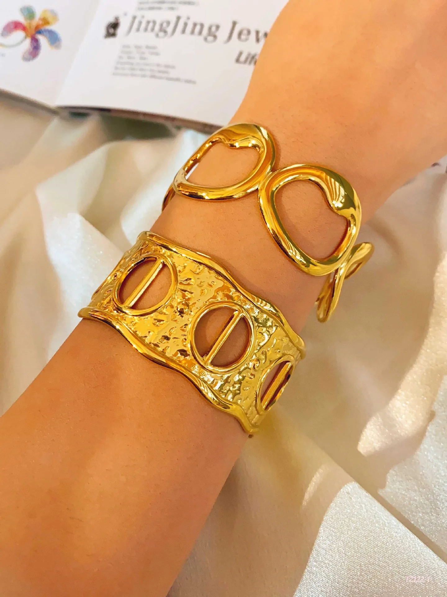 Simple Style Solid Color Titanium Steel Plating Hollow Out Women's Bangle display picture 2