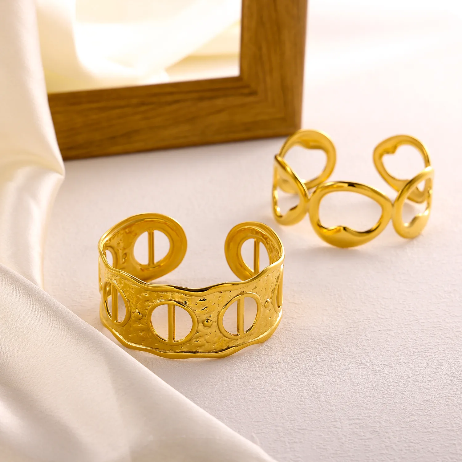 Simple Style Solid Color Titanium Steel Plating Hollow Out Women's Bangle display picture 5