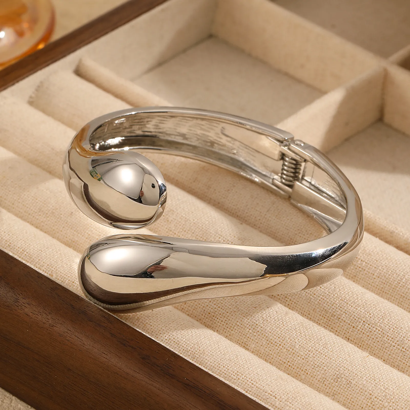 Casual Elegant Geometric 304 Stainless Steel Alloy 18K Gold Plated Women's Bangle display picture 1