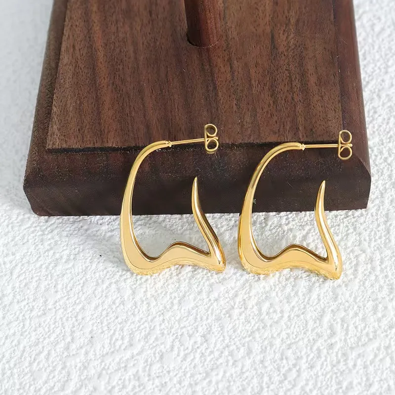 1 Pair Simple Style Classic Style Solid Color 304 Stainless Steel 18K Gold Plated Earrings display picture 3