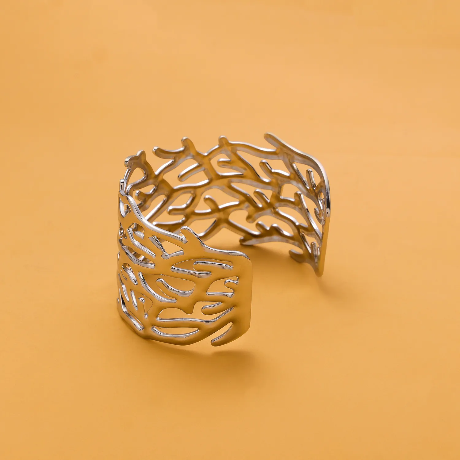 Retro Simple Style Leaves Solid Color Flower Titanium Steel Bangle In Bulk display picture 11