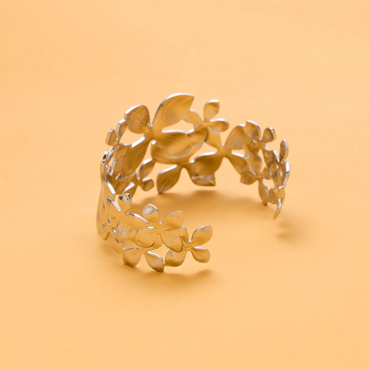 Retro Simple Style Leaves Solid Color Flower Titanium Steel Bangle In Bulk display picture 18