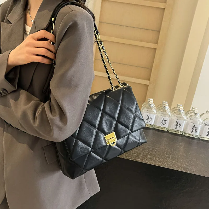 Women's Pu Plaid Solid Color Streetwear Sewing Thread Chain Lock Clasp Crossbody Bag display picture 10