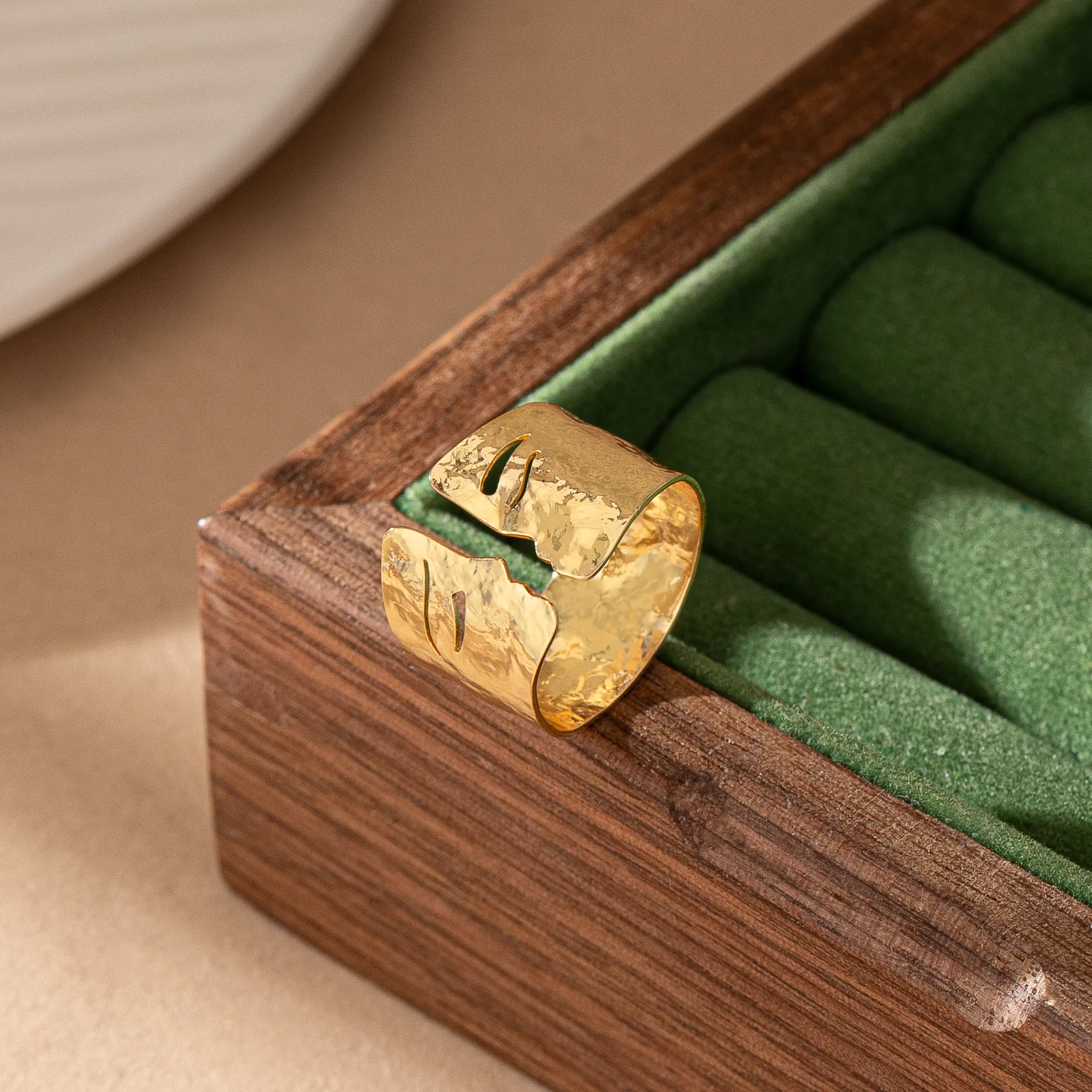 Wholesale Jewelry Elegant Romantic Portrait Human Face Alloy 14K Gold Plated Plating Wide Band Rings display picture 4