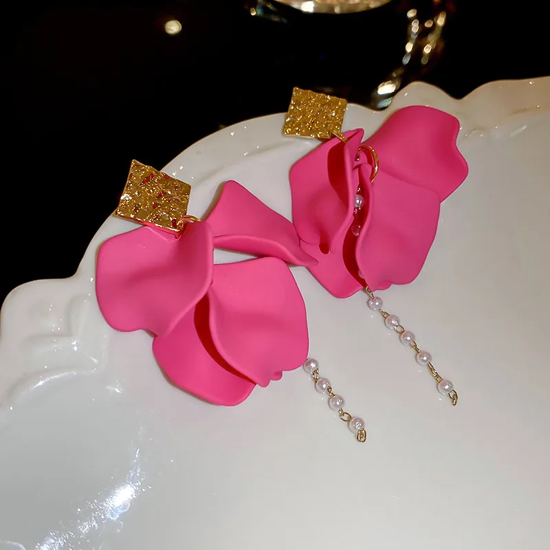 1 Pair Casual Simple Style Petal Pearl Alloy Drop Earrings display picture 3