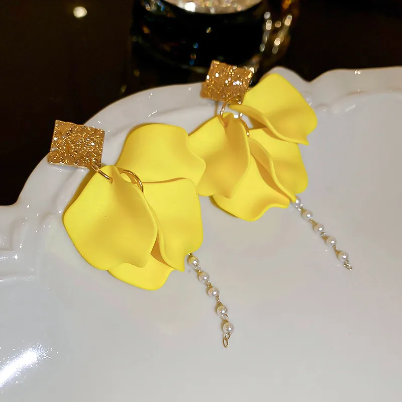 1 Pair Casual Simple Style Petal Pearl Alloy Drop Earrings display picture 1