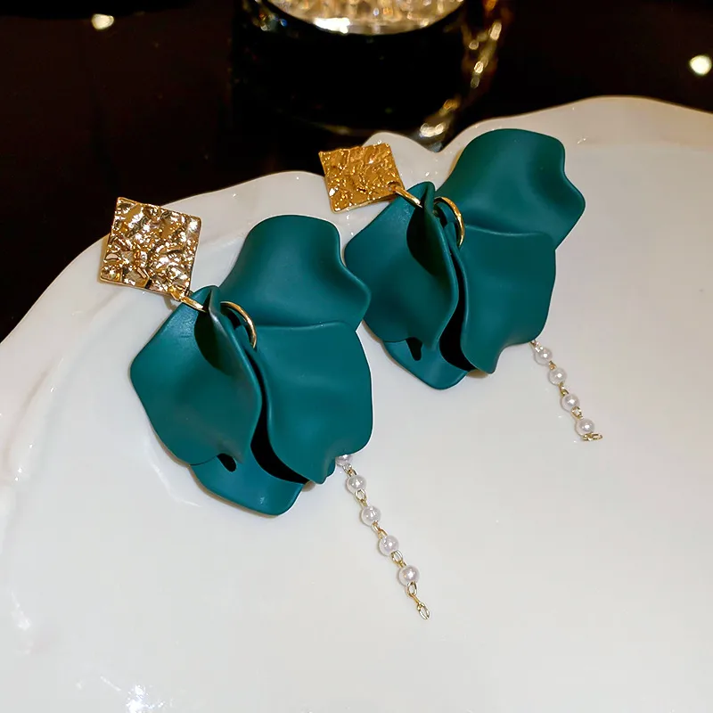 1 Pair Casual Simple Style Petal Pearl Alloy Drop Earrings display picture 6