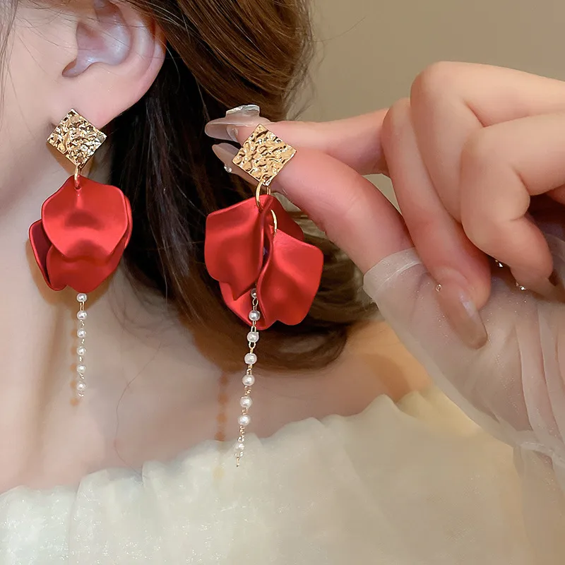 1 Pair Casual Simple Style Petal Pearl Alloy Drop Earrings display picture 9