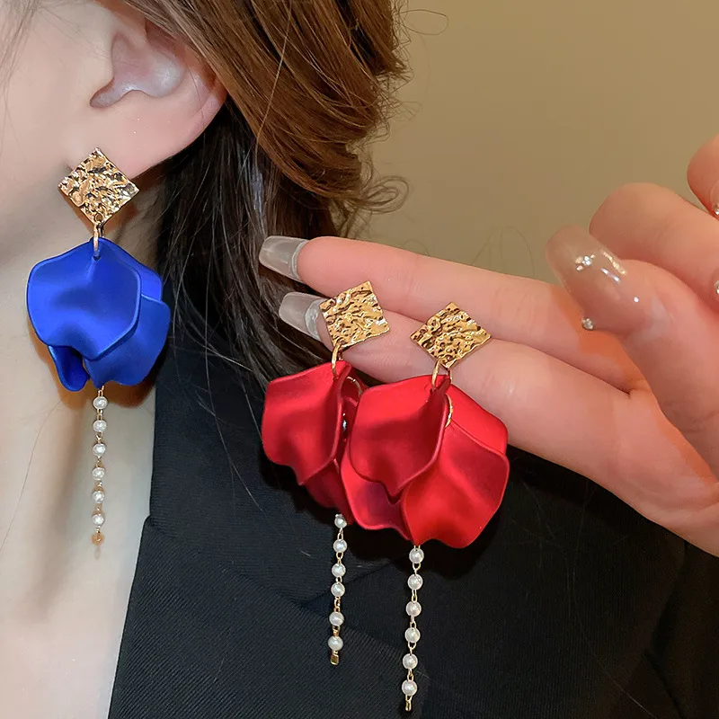 1 Pair Casual Simple Style Petal Pearl Alloy Drop Earrings display picture 13