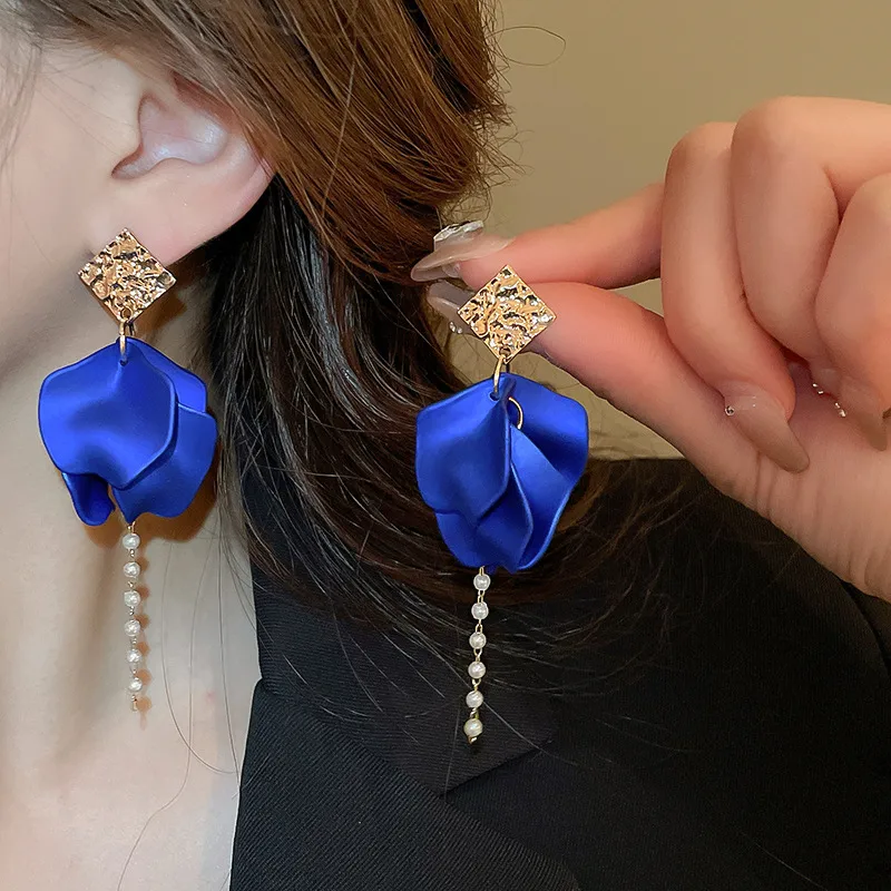 1 Pair Casual Simple Style Petal Pearl Alloy Drop Earrings display picture 11