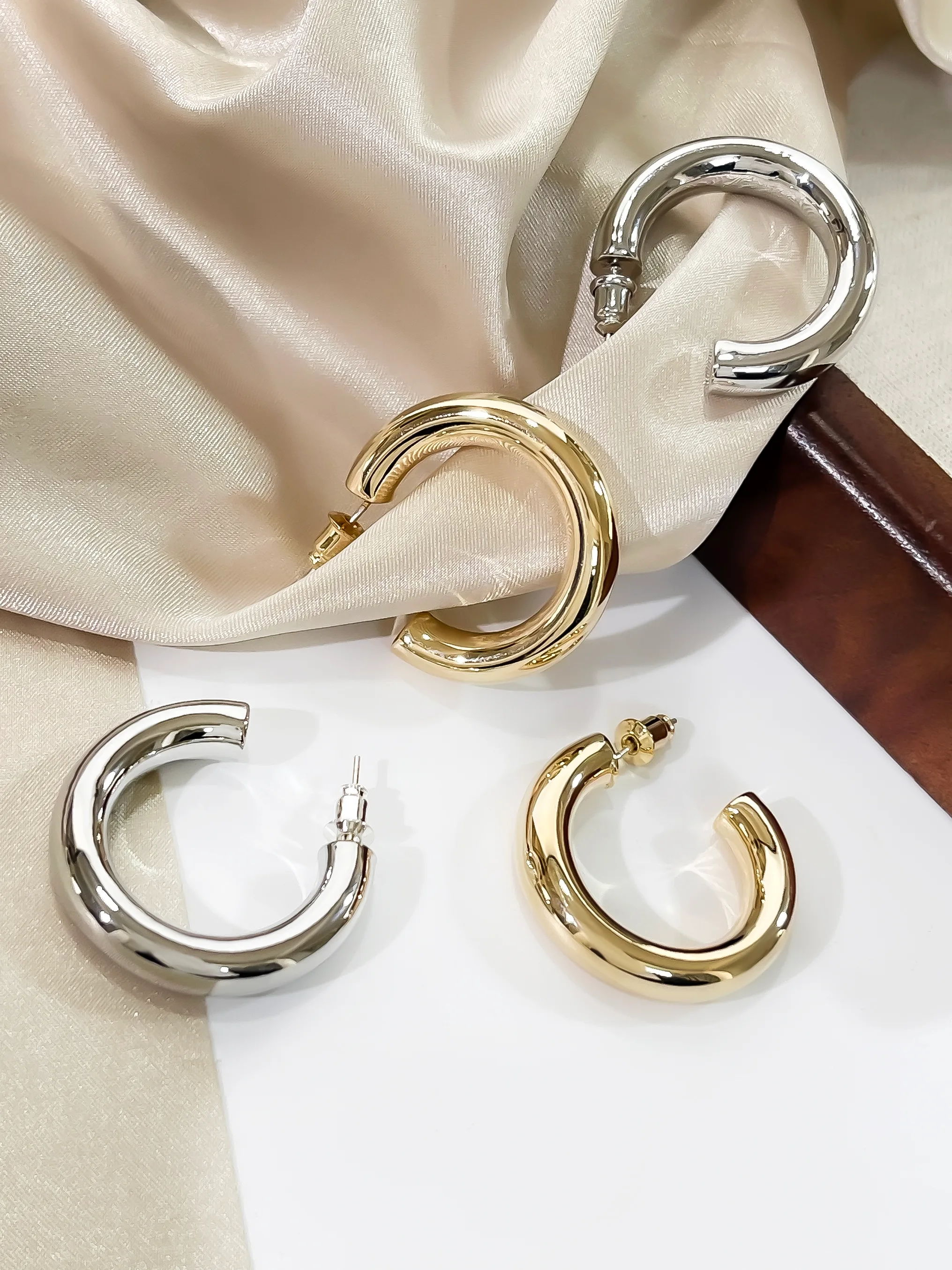 1 Pair Simple Style Artistic C Shape Copper 14K Gold Plated Ear Studs display picture 2