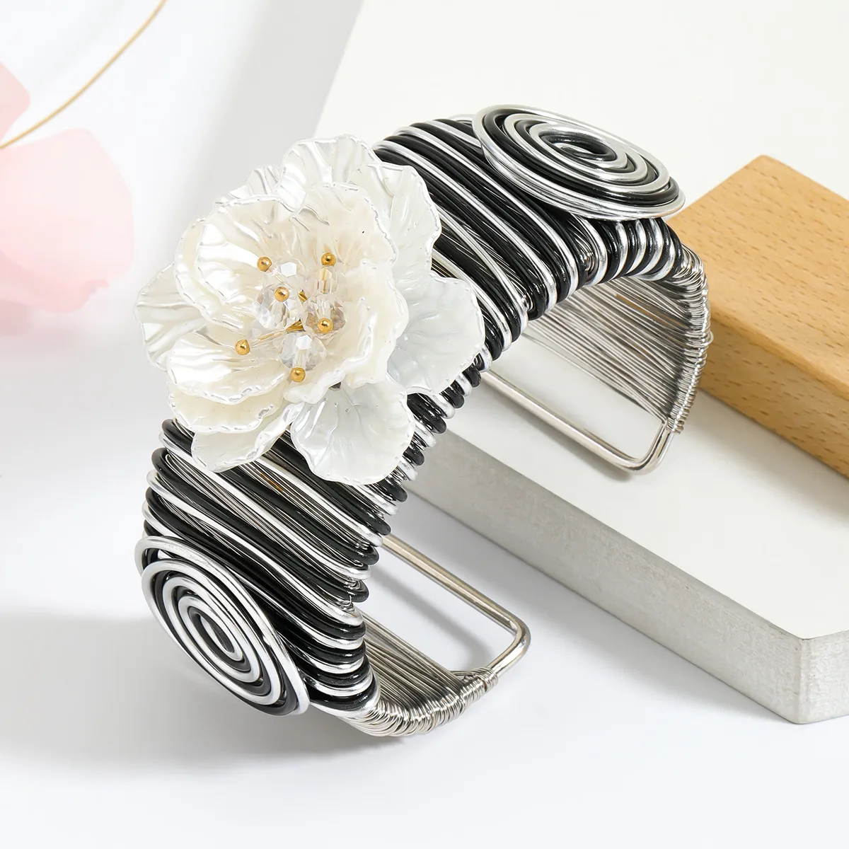 Retro Classic Style Flower Alloy Plating Women's Bangle display picture 1