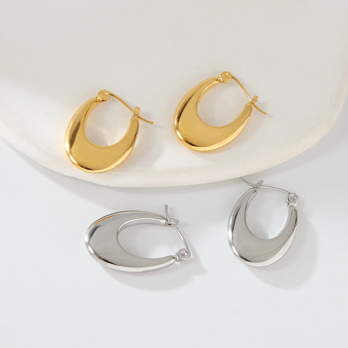 1 Pair Elegant Exaggerated Oversized C Shape Solid Color Twist Hollow Out 304 Stainless Steel 18K Gold Plated Earrings Ear Studs display picture 4
