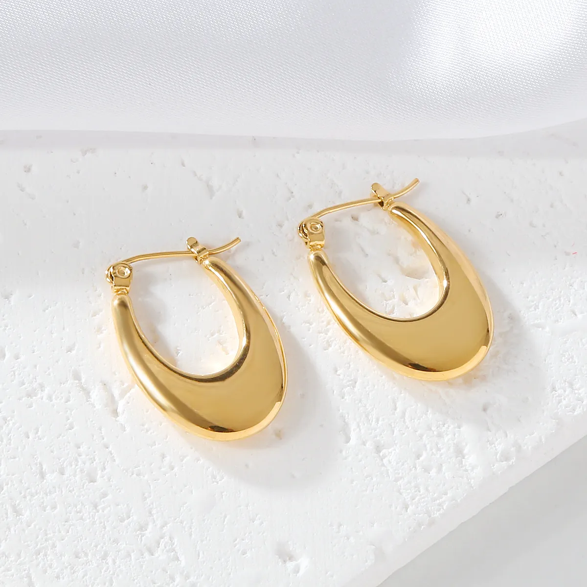 1 Pair Elegant Exaggerated Oversized C Shape Solid Color Twist Hollow Out 304 Stainless Steel 18K Gold Plated Earrings Ear Studs display picture 7