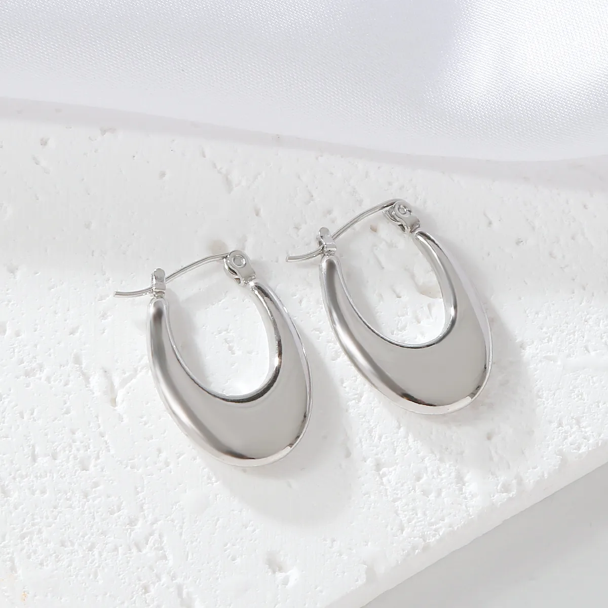 1 Pair Elegant Exaggerated Oversized C Shape Solid Color Twist Hollow Out 304 Stainless Steel 18K Gold Plated Earrings Ear Studs display picture 6