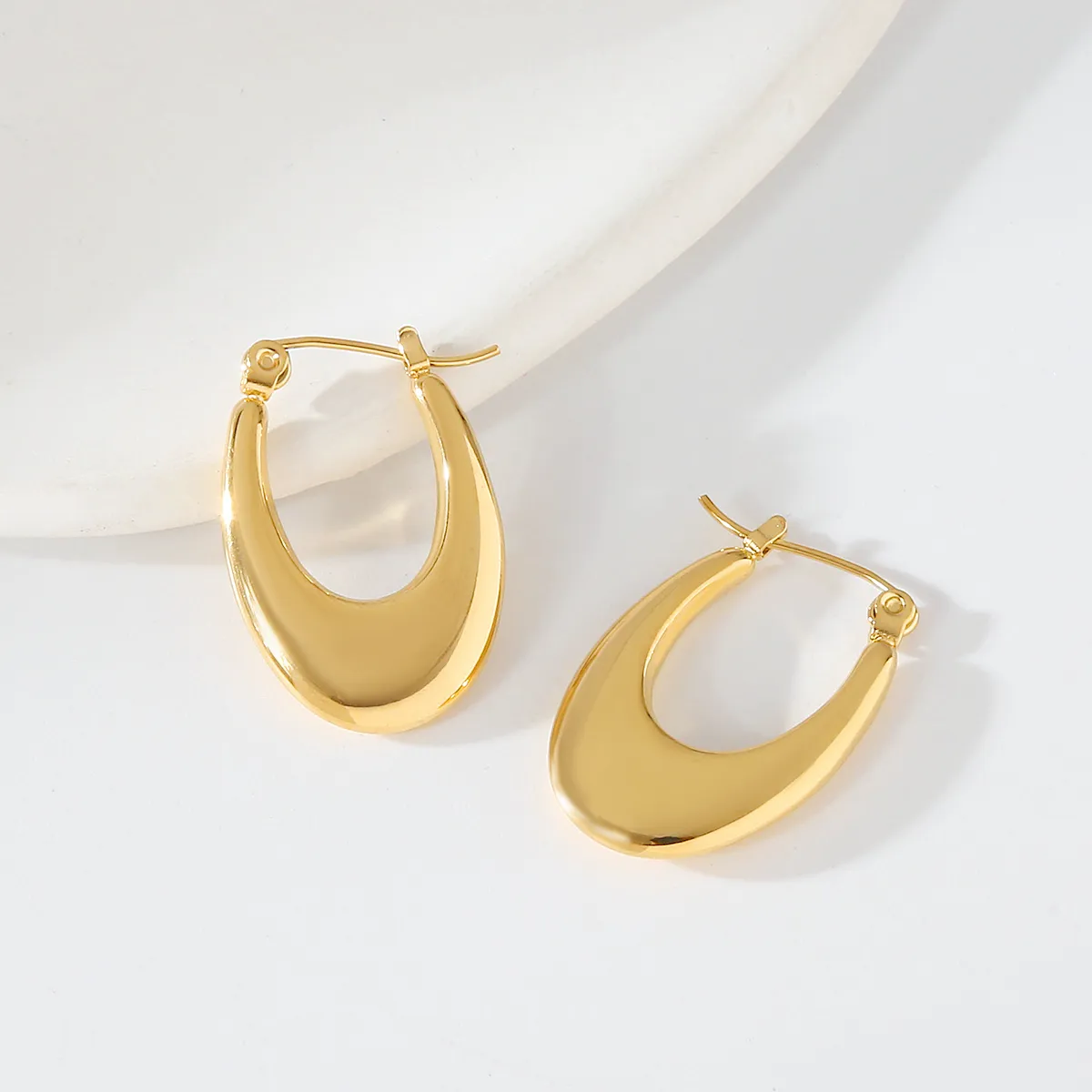 1 Pair Elegant Exaggerated Oversized C Shape Solid Color Twist Hollow Out 304 Stainless Steel 18K Gold Plated Earrings Ear Studs display picture 1