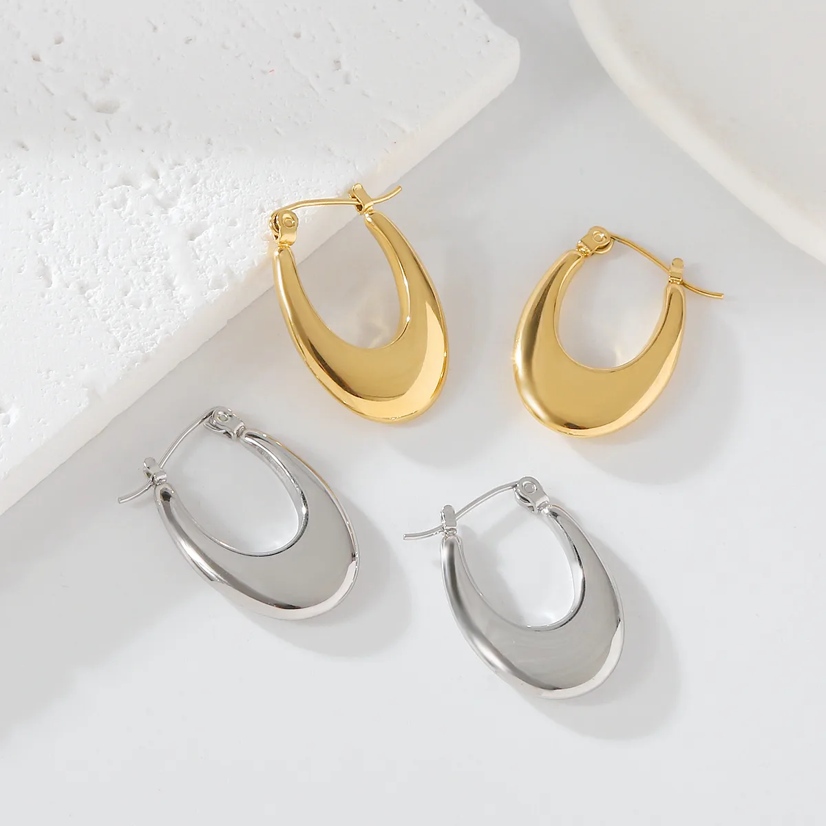 1 Pair Elegant Exaggerated Oversized C Shape Solid Color Twist Hollow Out 304 Stainless Steel 18K Gold Plated Earrings Ear Studs display picture 5
