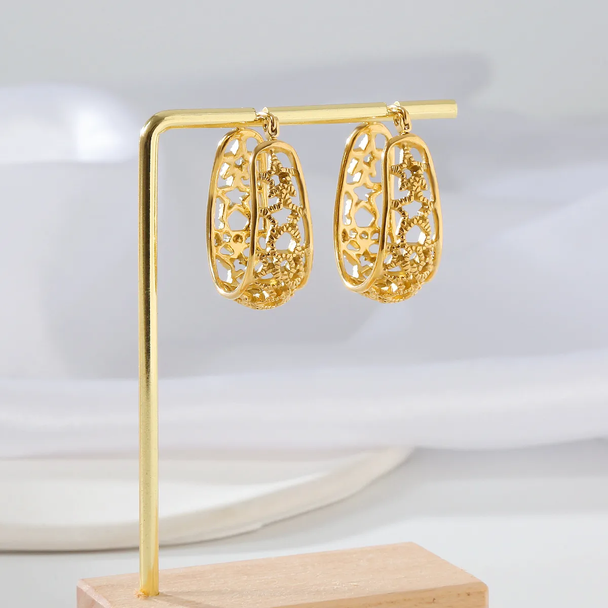 1 Pair Elegant Exaggerated Oversized C Shape Solid Color Twist Hollow Out 304 Stainless Steel 18K Gold Plated Earrings Ear Studs display picture 13