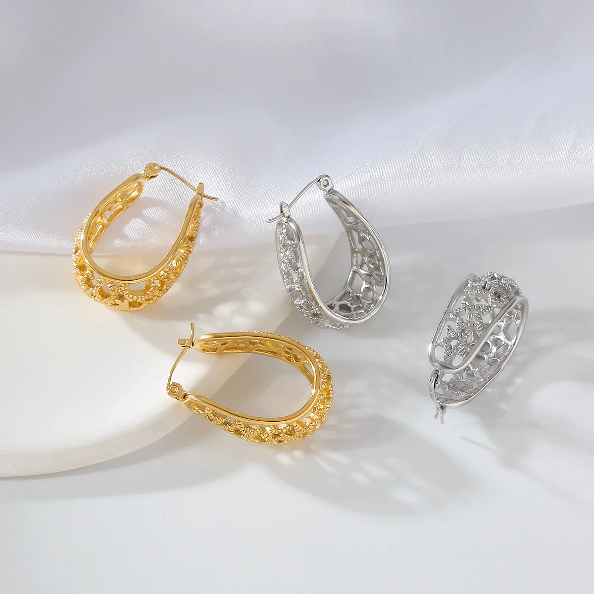 1 Pair Elegant Exaggerated Oversized C Shape Solid Color Twist Hollow Out 304 Stainless Steel 18K Gold Plated Earrings Ear Studs display picture 14