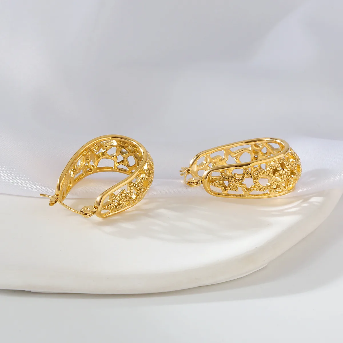 1 Pair Elegant Exaggerated Oversized C Shape Solid Color Twist Hollow Out 304 Stainless Steel 18K Gold Plated Earrings Ear Studs display picture 9