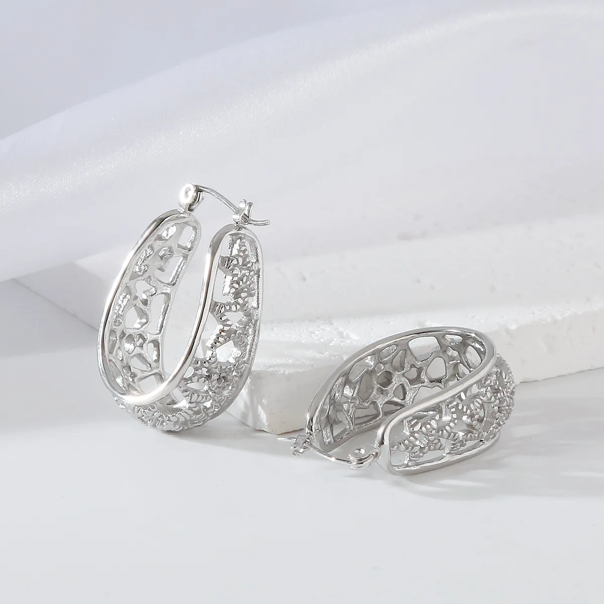 1 Pair Elegant Exaggerated Oversized C Shape Solid Color Twist Hollow Out 304 Stainless Steel 18K Gold Plated Earrings Ear Studs display picture 12