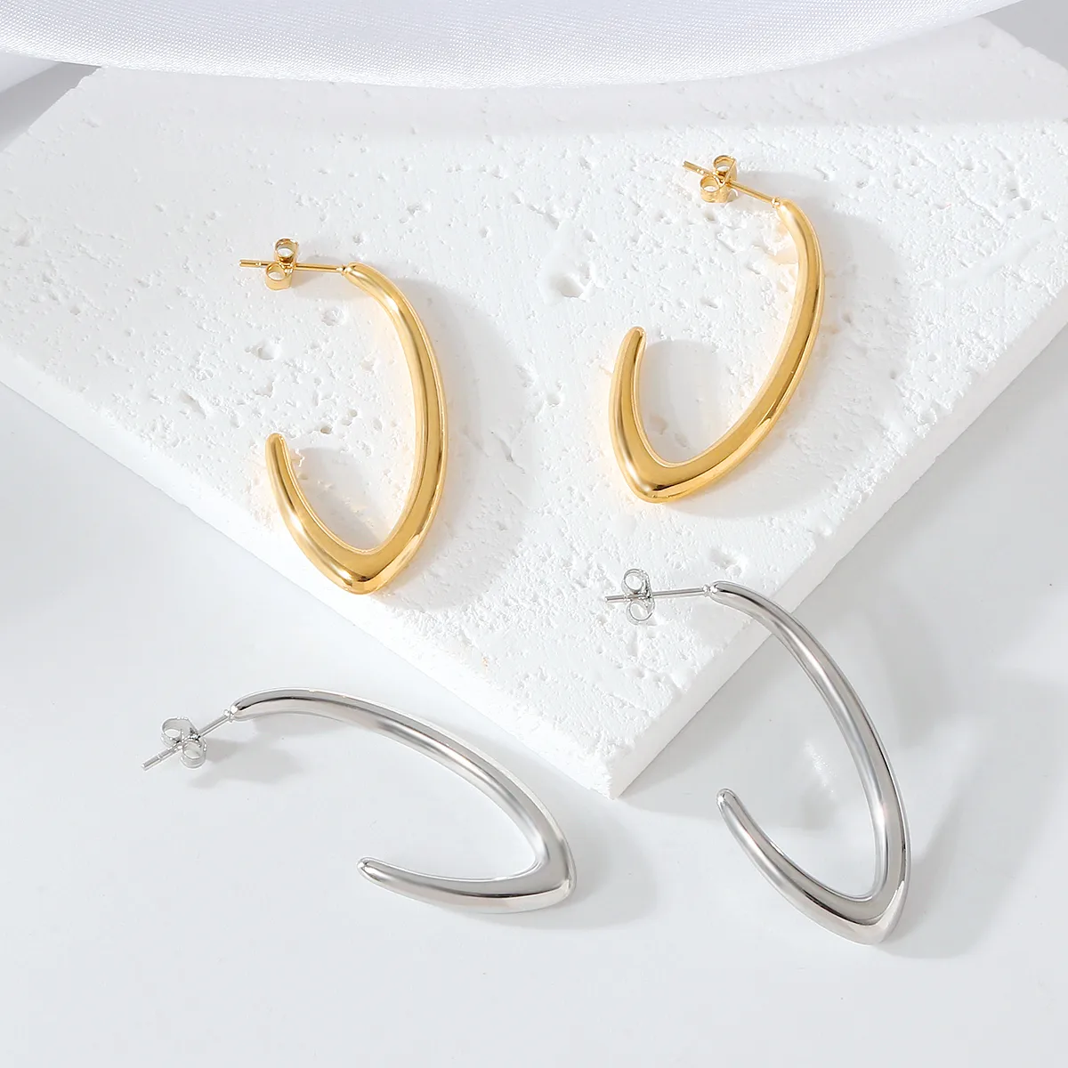 1 Pair Elegant Exaggerated Oversized C Shape Solid Color Twist Hollow Out 304 Stainless Steel 18K Gold Plated Earrings Ear Studs display picture 27
