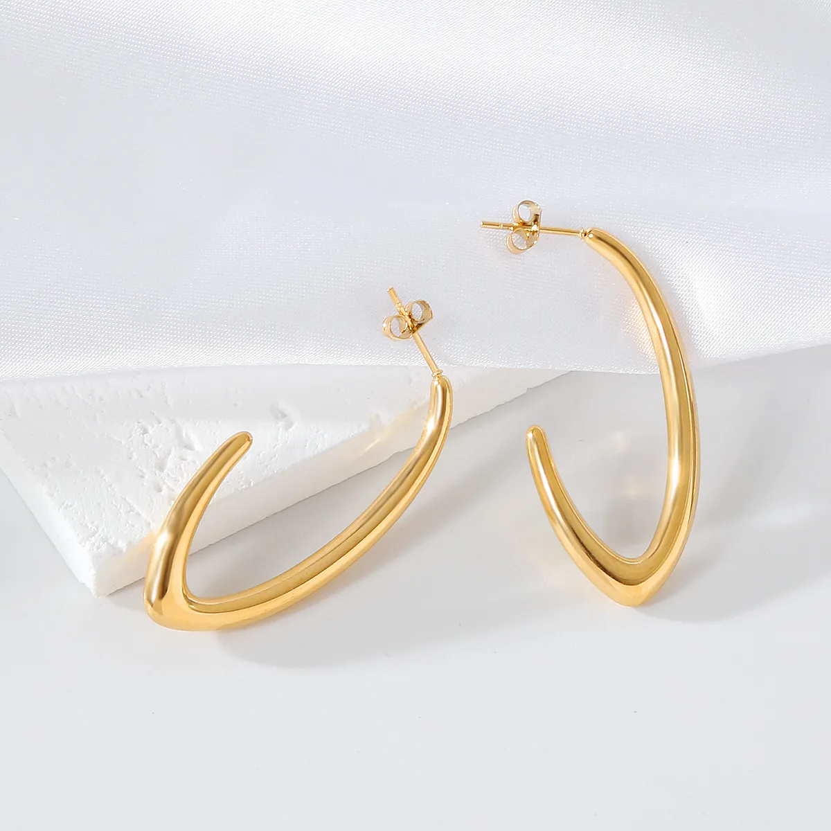 1 Pair Elegant Exaggerated Oversized C Shape Solid Color Twist Hollow Out 304 Stainless Steel 18K Gold Plated Earrings Ear Studs display picture 26
