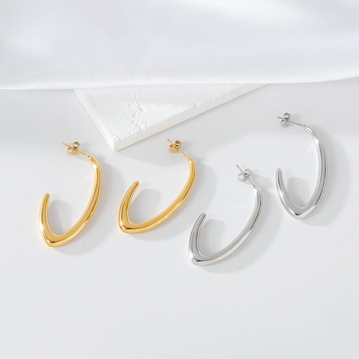 1 Pair Elegant Exaggerated Oversized C Shape Solid Color Twist Hollow Out 304 Stainless Steel 18K Gold Plated Earrings Ear Studs display picture 24