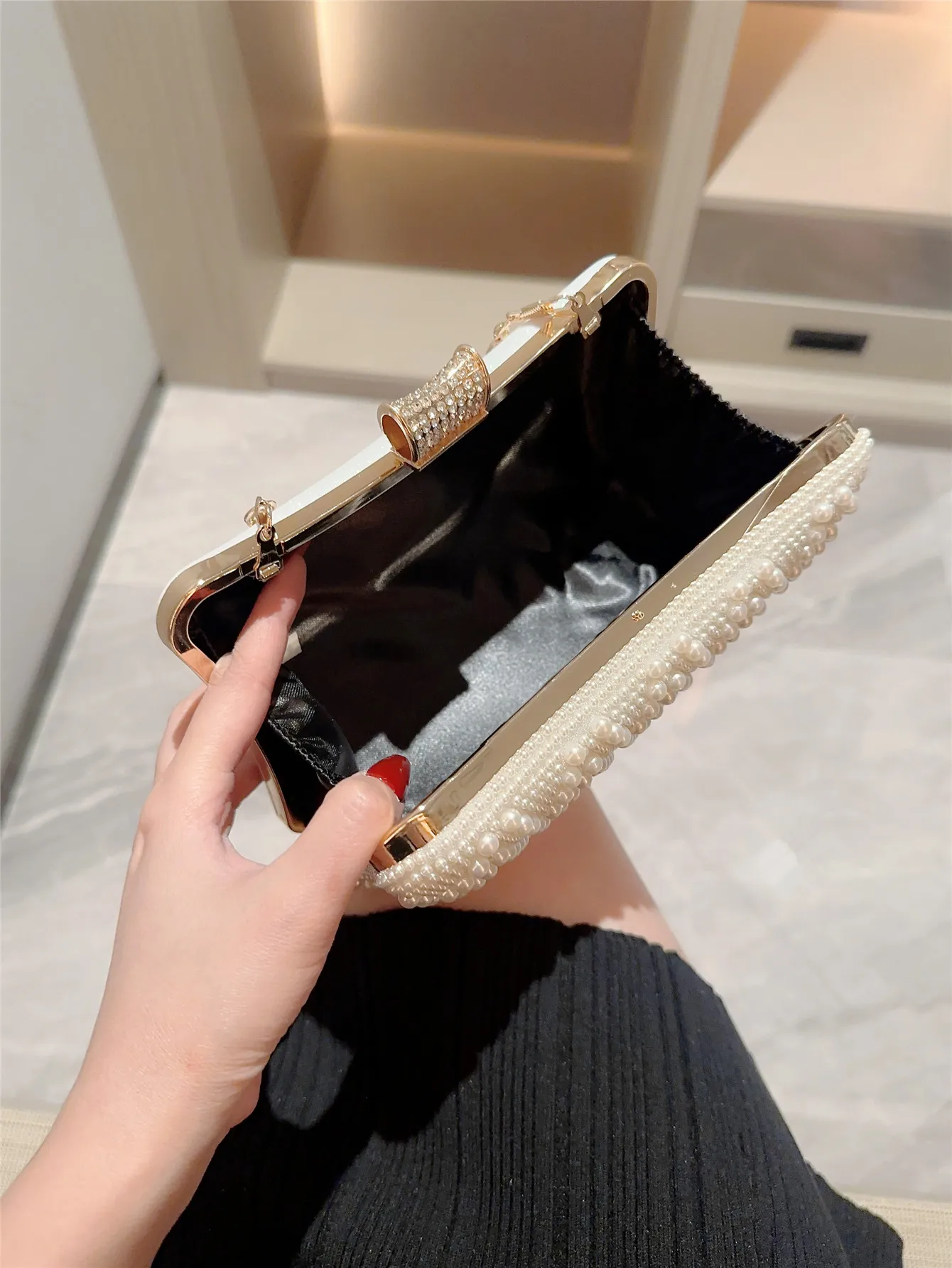 Women's Small Polyester Solid Color Elegant Classic Style Beading Lock Clasp Evening Bag display picture 2