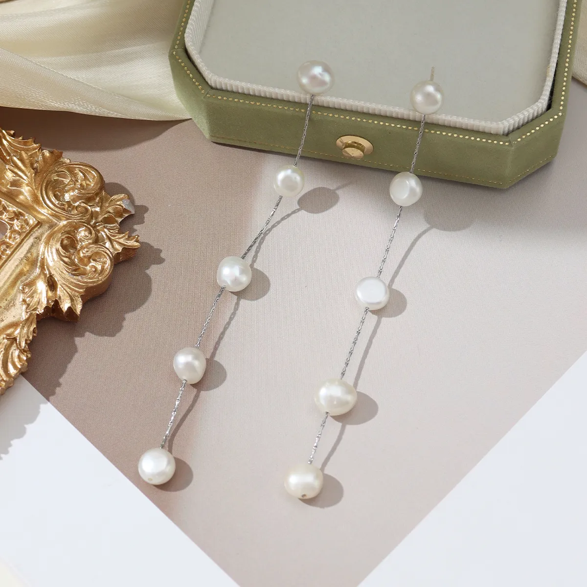 1 Pair Simple Style Classic Style Solid Color Freshwater Pearl Copper Alloy Drop Earrings display picture 15