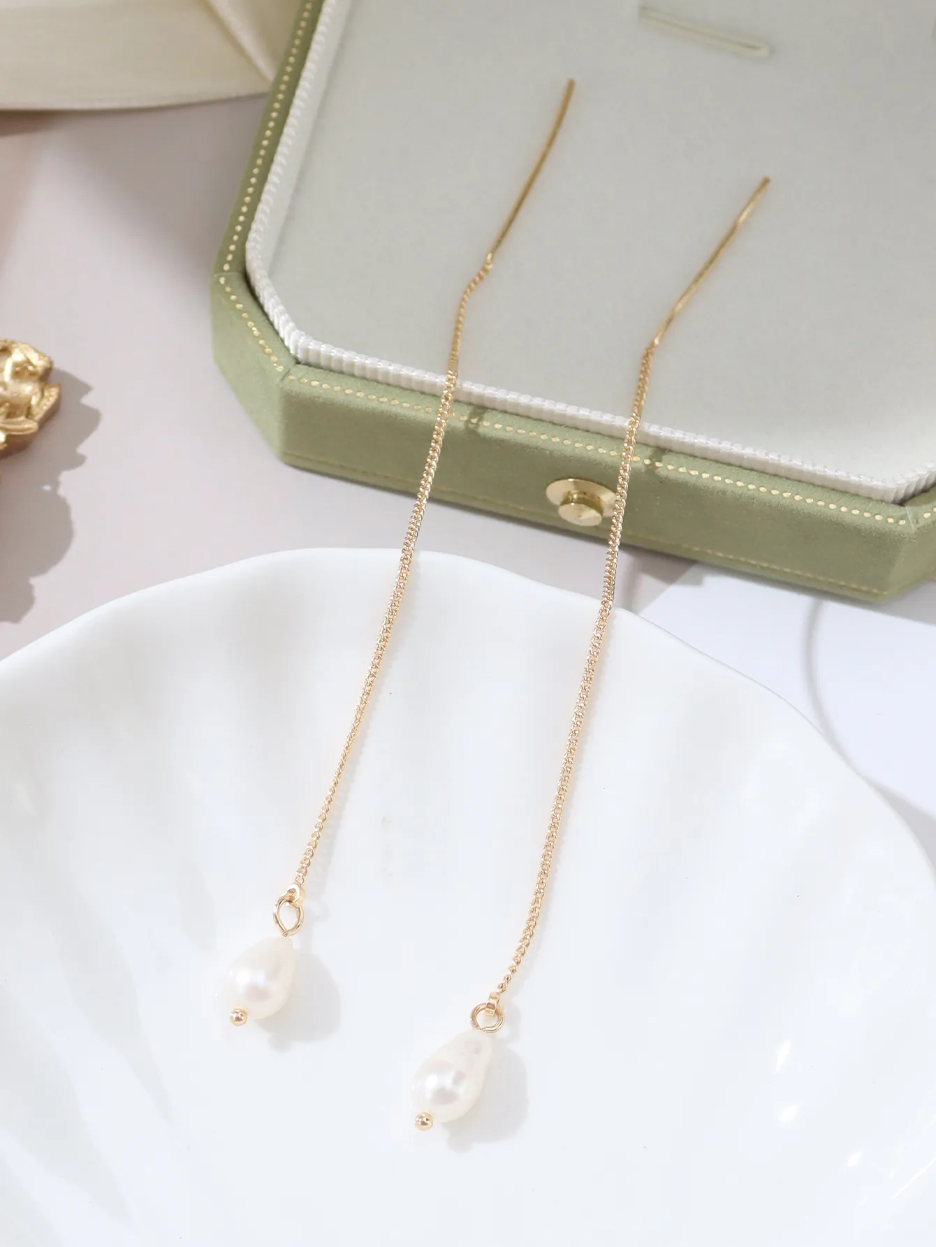 1 Pair Simple Style Classic Style Solid Color Freshwater Pearl Copper Alloy Drop Earrings display picture 12