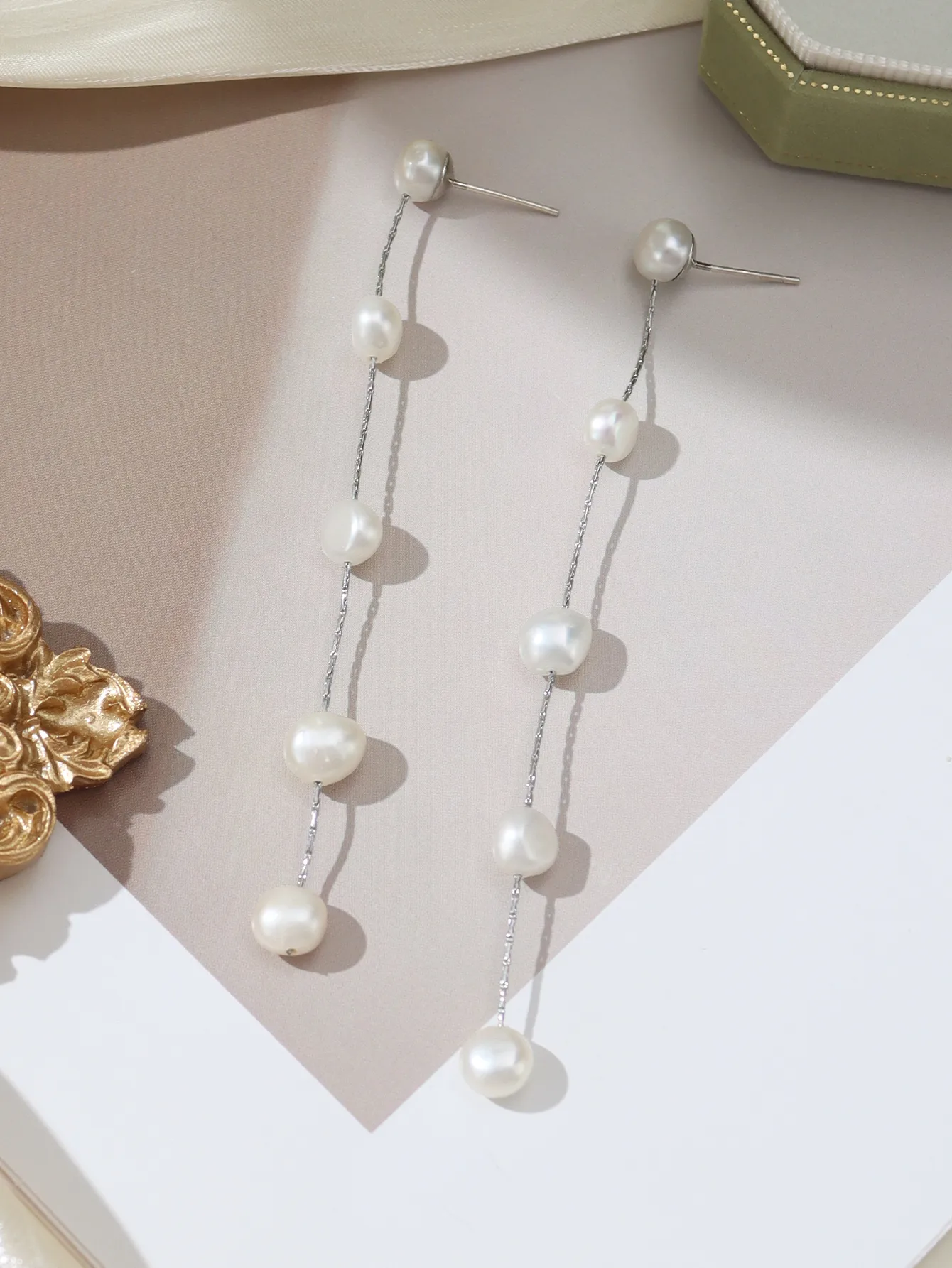 1 Pair Simple Style Classic Style Solid Color Freshwater Pearl Copper Alloy Drop Earrings display picture 17