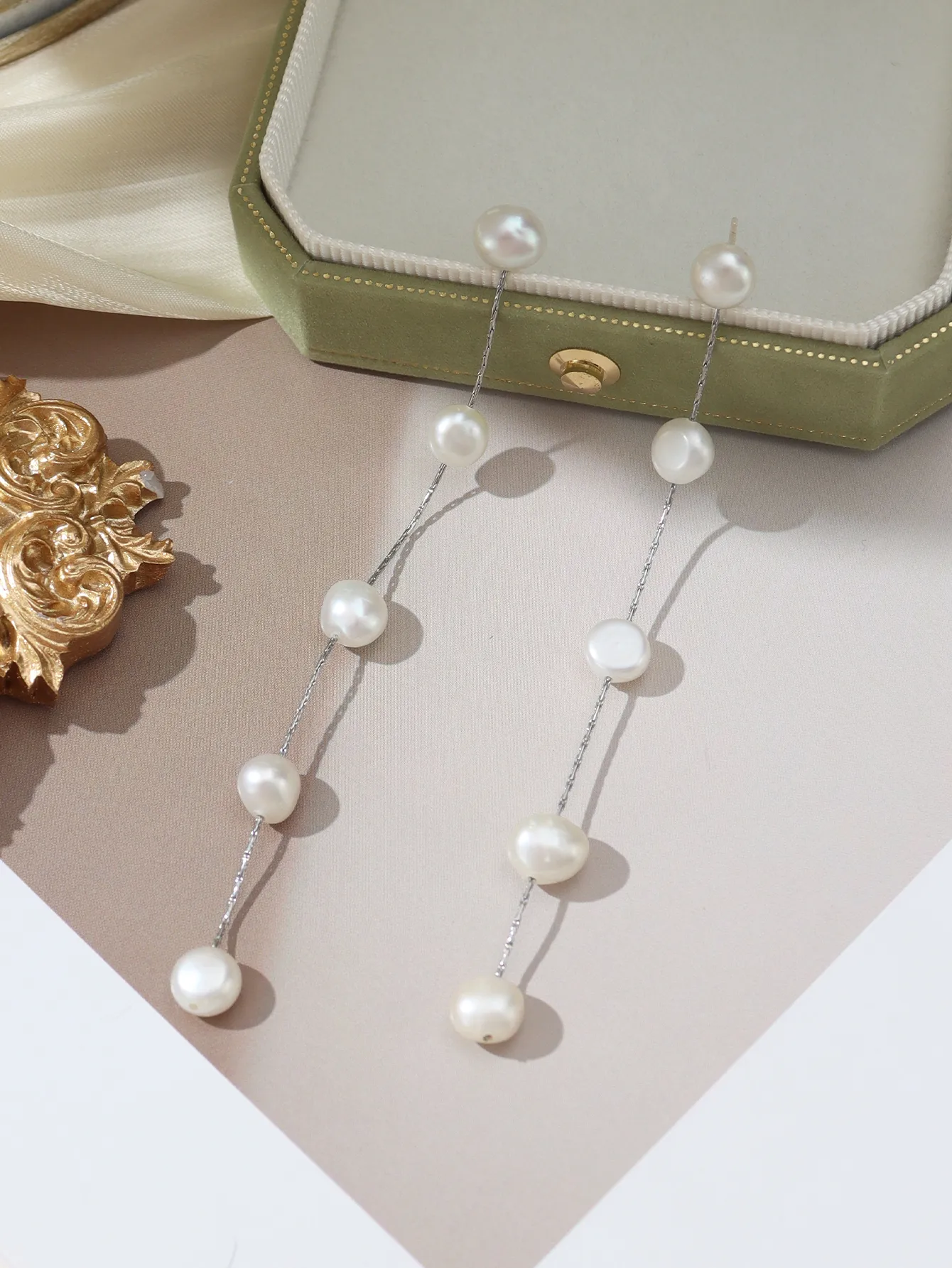 1 Pair Simple Style Classic Style Solid Color Freshwater Pearl Copper Alloy Drop Earrings display picture 18