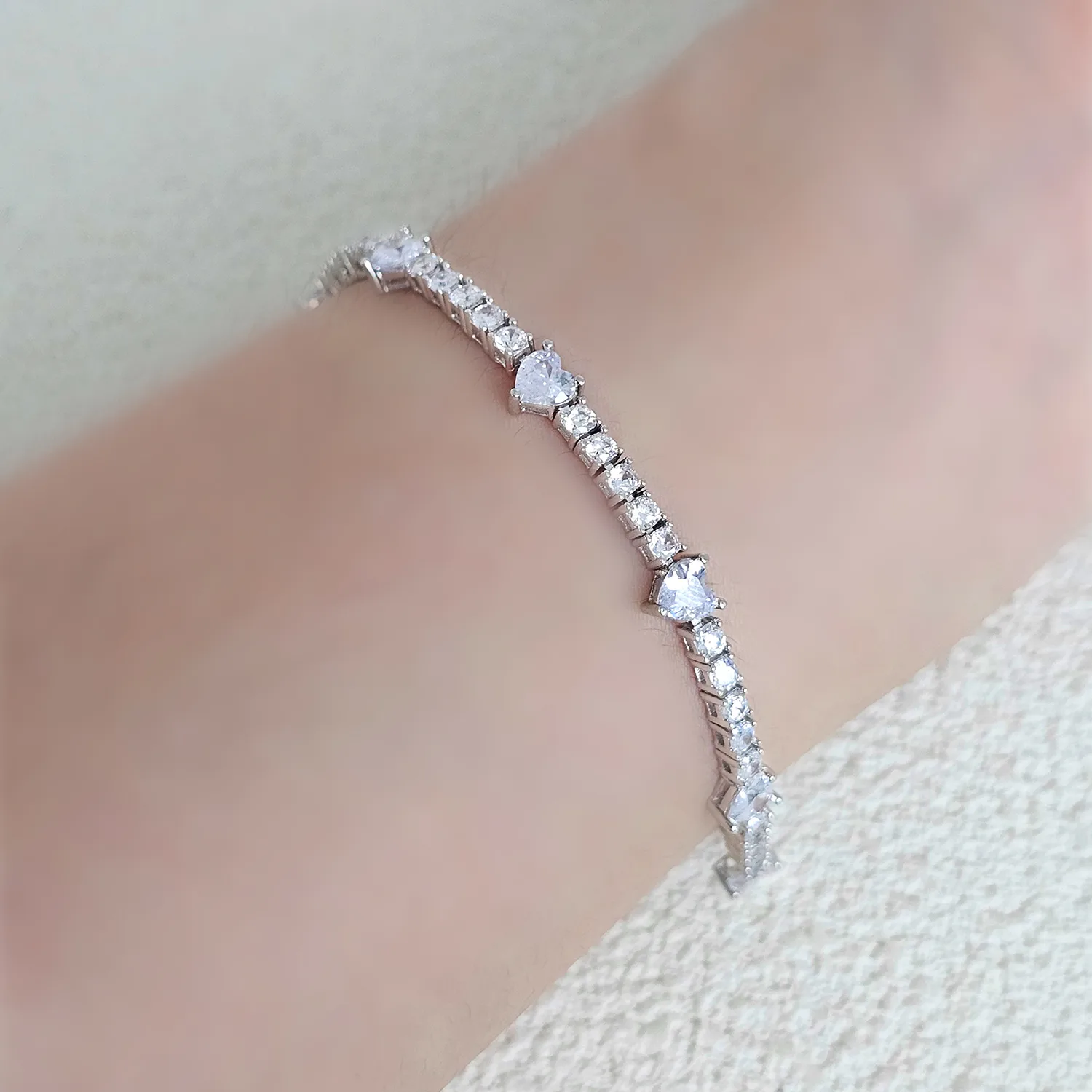 Wholesale Elegant French Style Heart Shape Copper Inlay Gold Plated Zircon Bracelets display picture 2