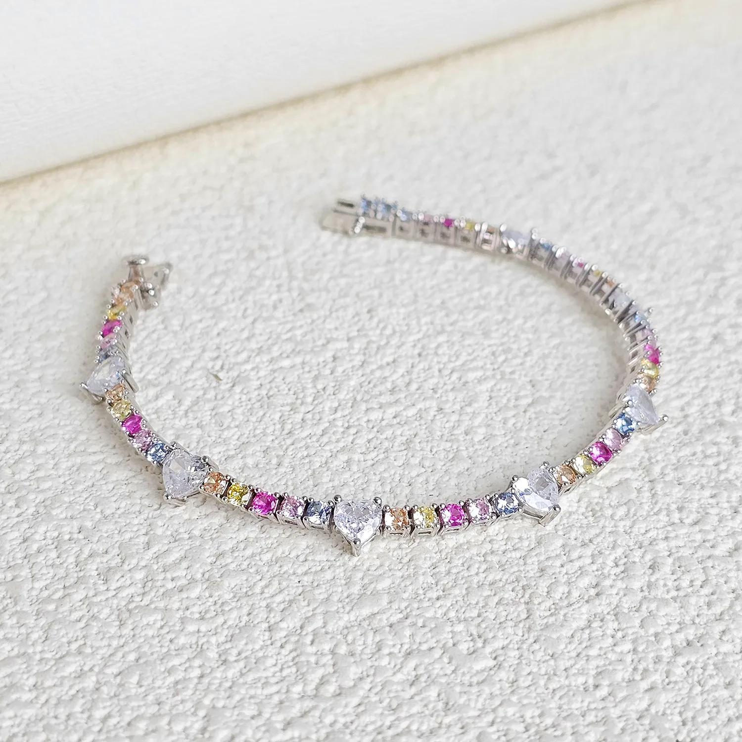 Wholesale Elegant French Style Heart Shape Copper Inlay Gold Plated Zircon Bracelets display picture 9